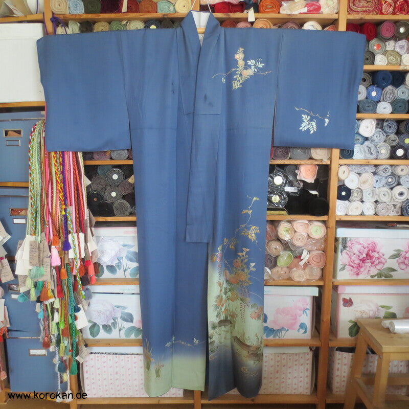 blaugrauer Seidencrepesatin Homongi Kimono, goldene Herbstblumen und -gräser