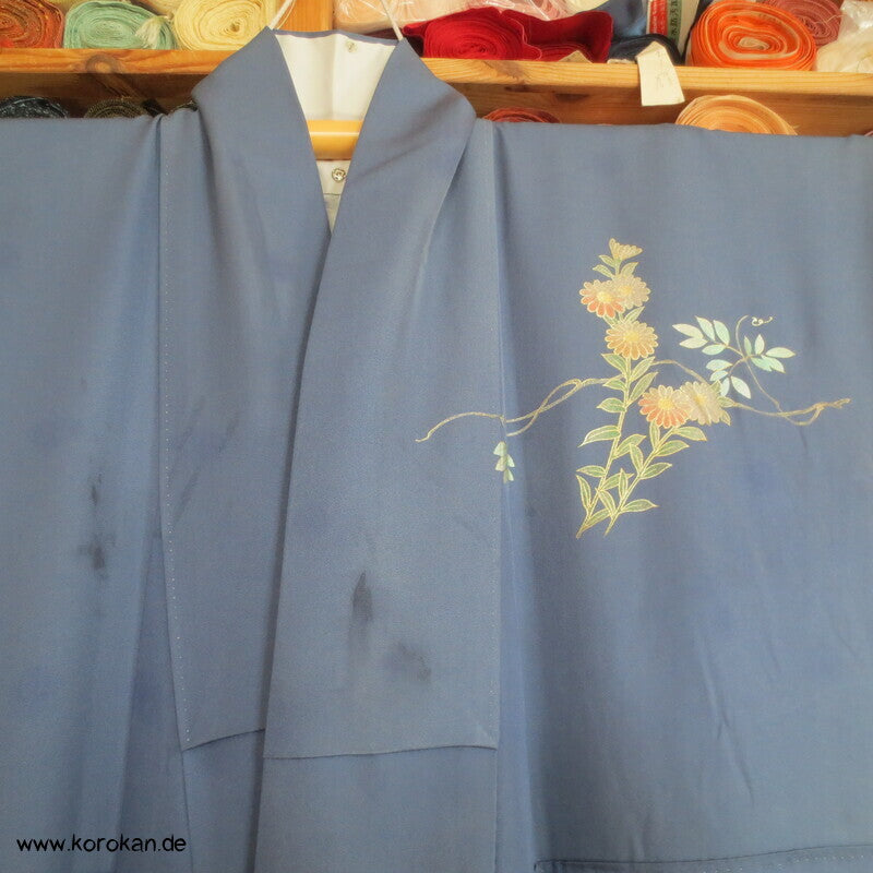 blaugrauer Seidencrepesatin Homongi Kimono, goldene Herbstblumen und -gräser