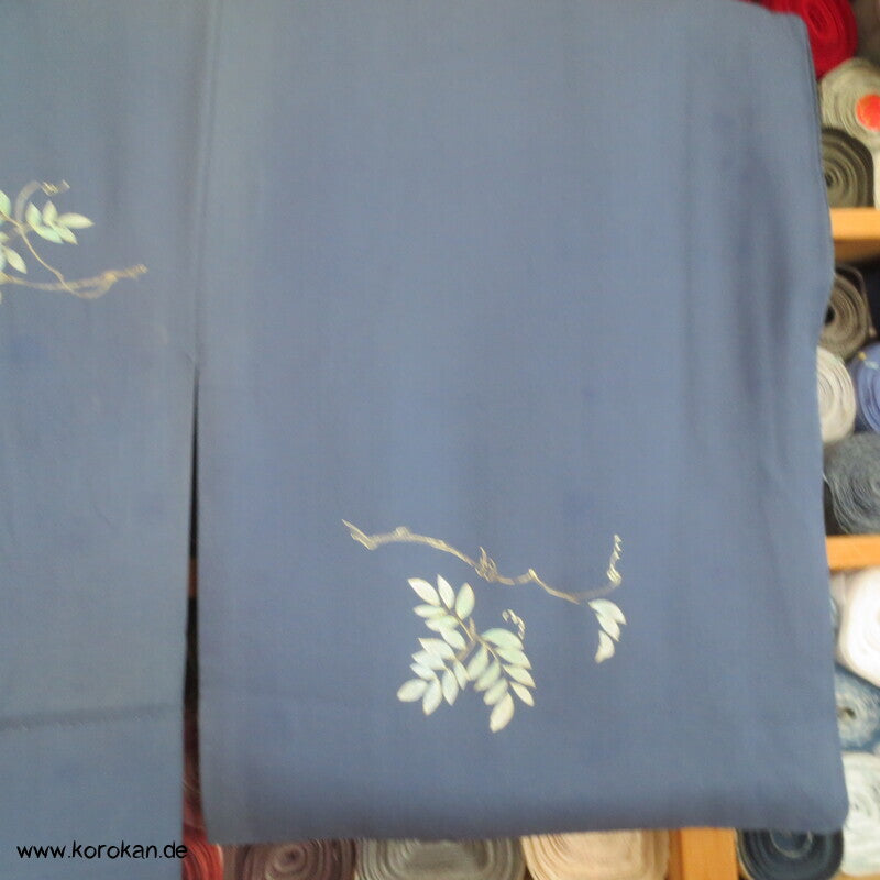 blaugrauer Seidencrepesatin Homongi Kimono, goldene Herbstblumen und -gräser