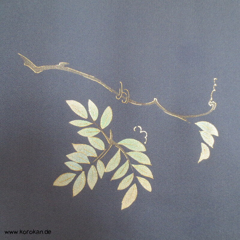 blaugrauer Seidencrepesatin Homongi Kimono, goldene Herbstblumen und -gräser