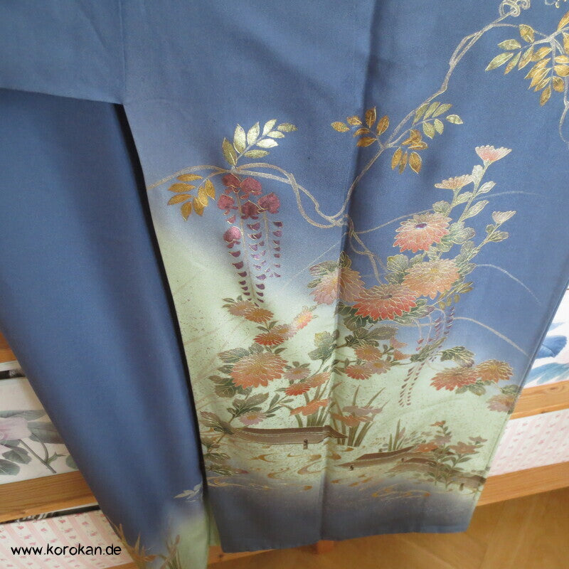 blaugrauer Seidencrepesatin Homongi Kimono, goldene Herbstblumen und -gräser