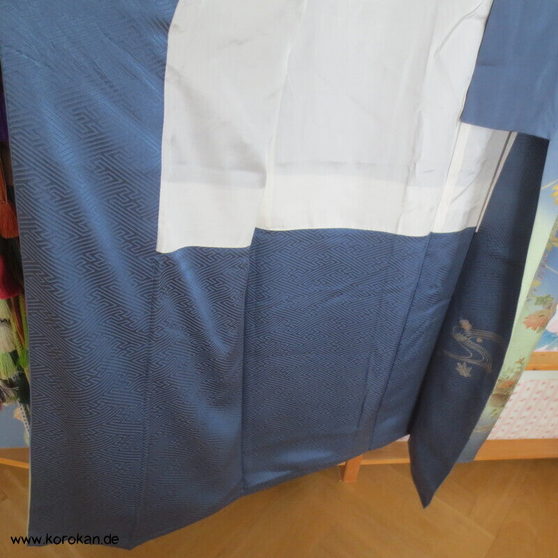 blaugrauer Seidencrepesatin Homongi Kimono, goldene Herbstblumen und -gräser