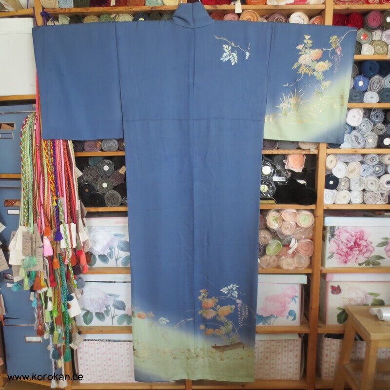 blaugrauer Seidencrepesatin Homongi Kimono, goldene Herbstblumen und -gräser