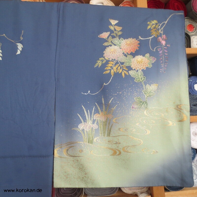 blaugrauer Seidencrepesatin Homongi Kimono, goldene Herbstblumen und -gräser