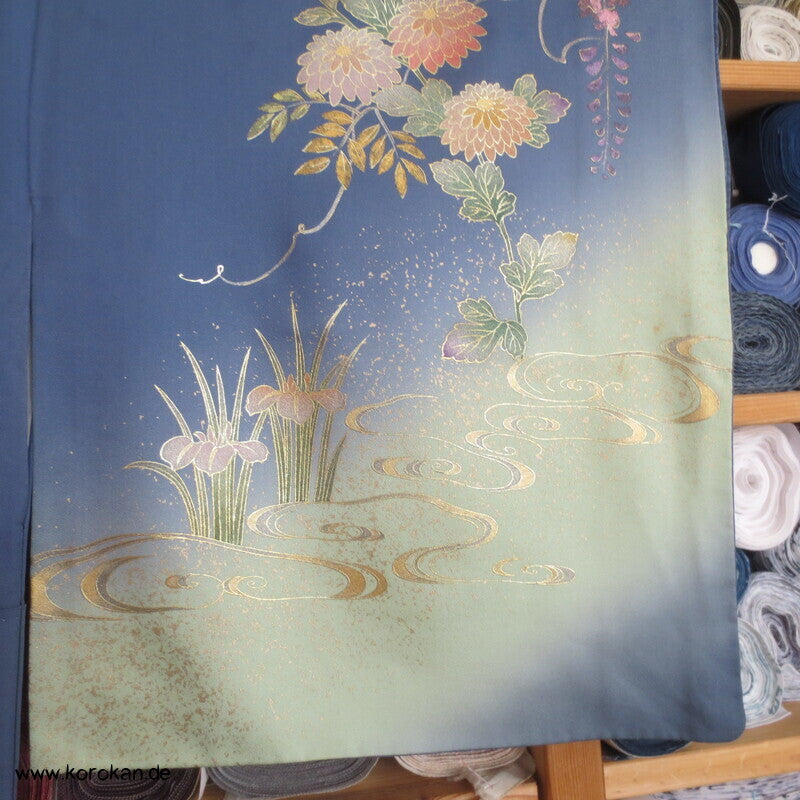 blaugrauer Seidencrepesatin Homongi Kimono, goldene Herbstblumen und -gräser