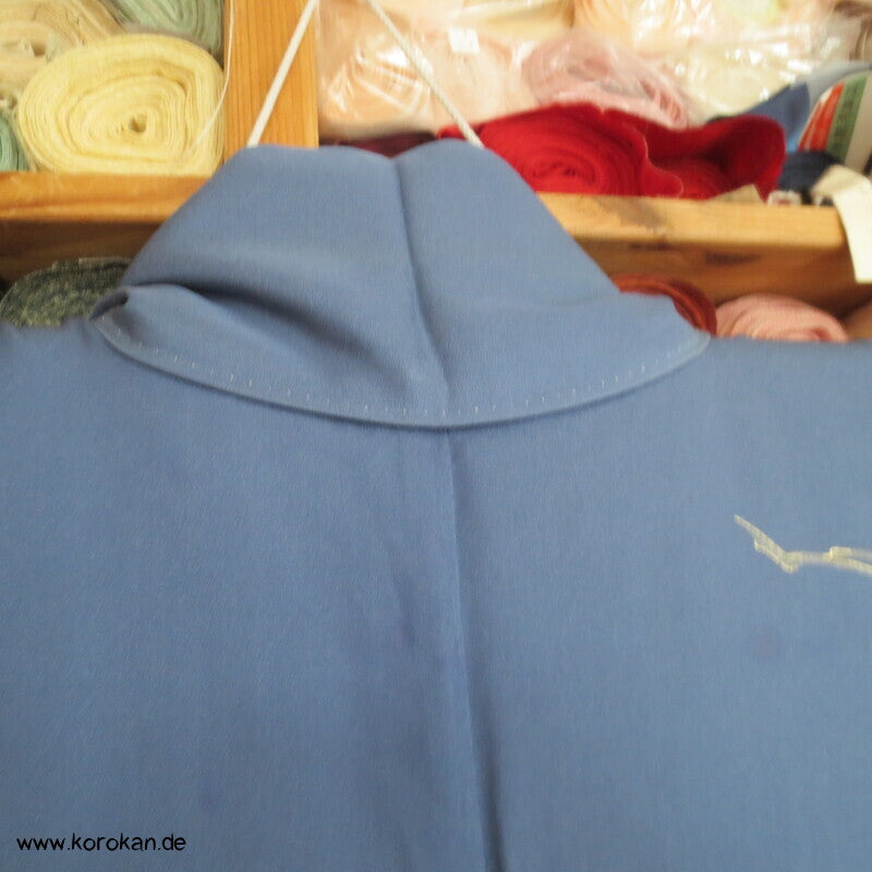 blaugrauer Seidencrepesatin Homongi Kimono, goldene Herbstblumen und -gräser