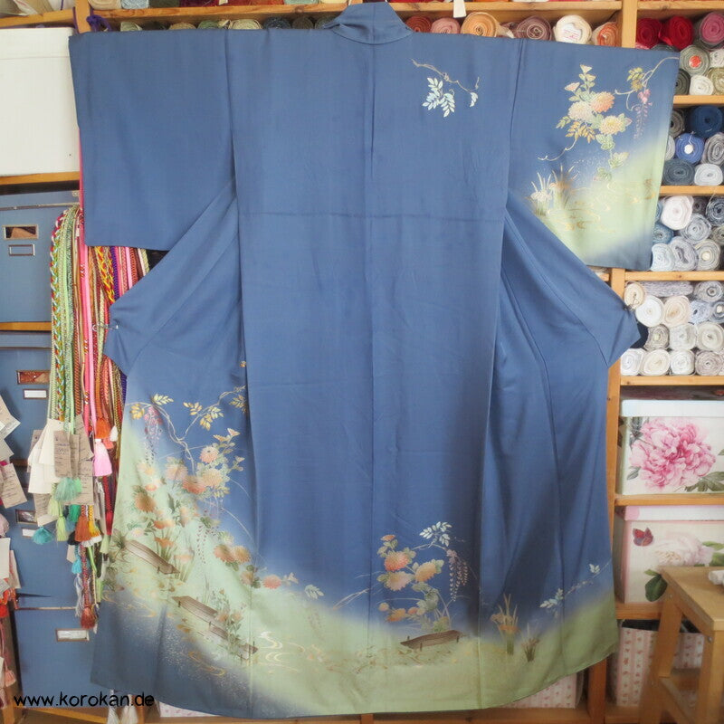 blaugrauer Seidencrepesatin Homongi Kimono, goldene Herbstblumen und -gräser
