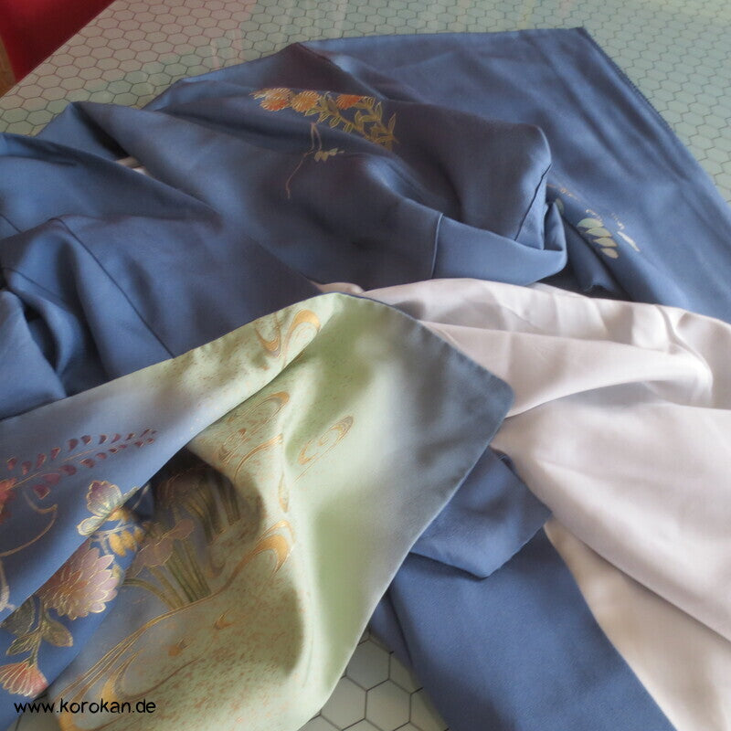 blaugrauer Seidencrepesatin Homongi Kimono, goldene Herbstblumen und -gräser