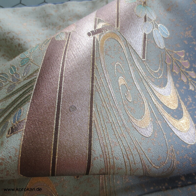 blaugrauer Seidencrepesatin Homongi Kimono, goldene Herbstblumen und -gräser