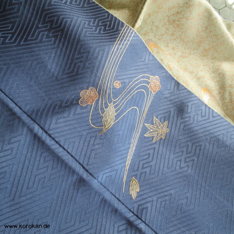 blaugrauer Seidencrepesatin Homongi Kimono, goldene Herbstblumen und -gräser