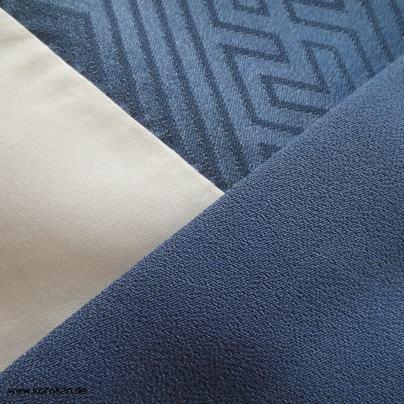 blaugrauer Seidencrepesatin Homongi Kimono, goldene Herbstblumen und -gräser