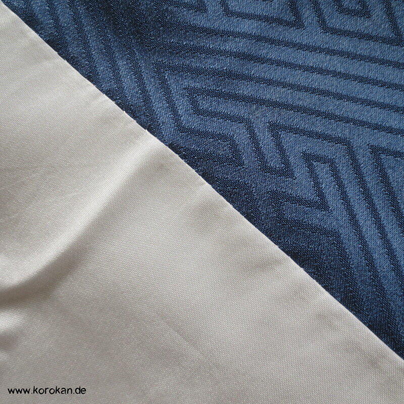 blaugrauer Seidencrepesatin Homongi Kimono, goldene Herbstblumen und -gräser