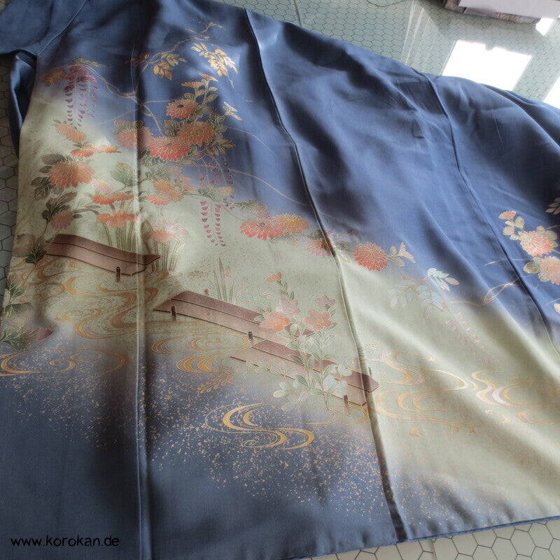 blaugrauer Seidencrepesatin Homongi Kimono, goldene Herbstblumen und -gräser