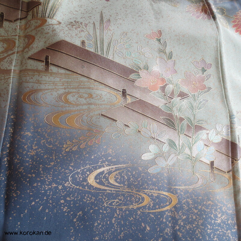 blaugrauer Seidencrepesatin Homongi Kimono, goldene Herbstblumen und -gräser