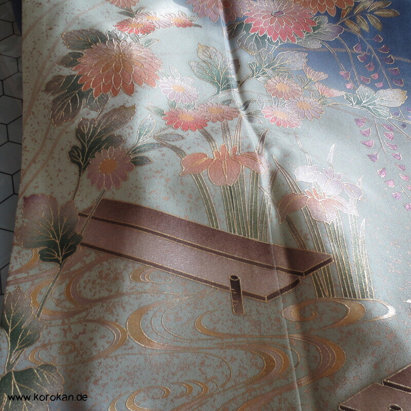 blaugrauer Seidencrepesatin Homongi Kimono, goldene Herbstblumen und -gräser