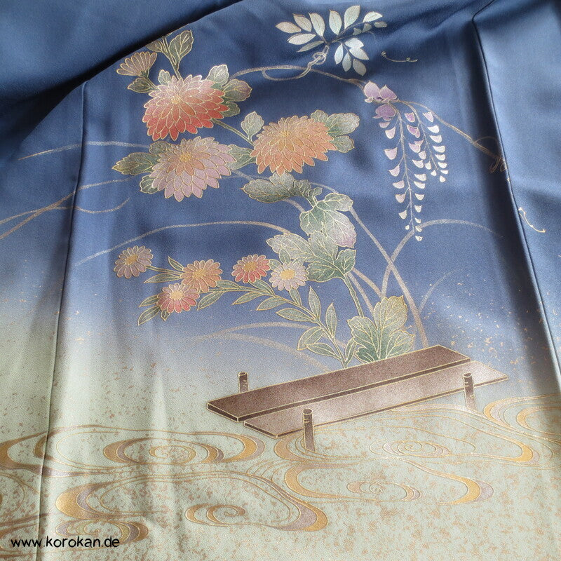 blaugrauer Seidencrepesatin Homongi Kimono, goldene Herbstblumen und -gräser