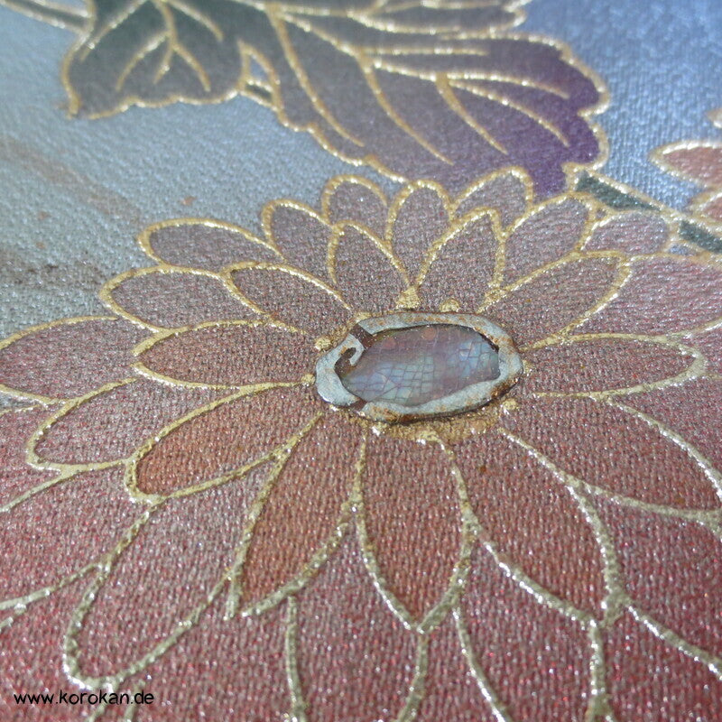 blaugrauer Seidencrepesatin Homongi Kimono, goldene Herbstblumen und -gräser