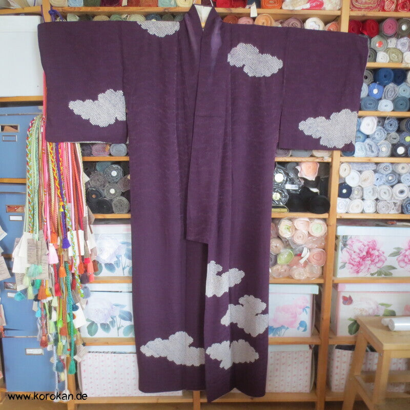 Shibori Wolkenmuster, aubergine Seidendamast Tsukesage Kimono