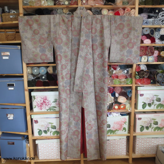 Kiku und Kikko Kasuri Tsumugiseiden Kimono