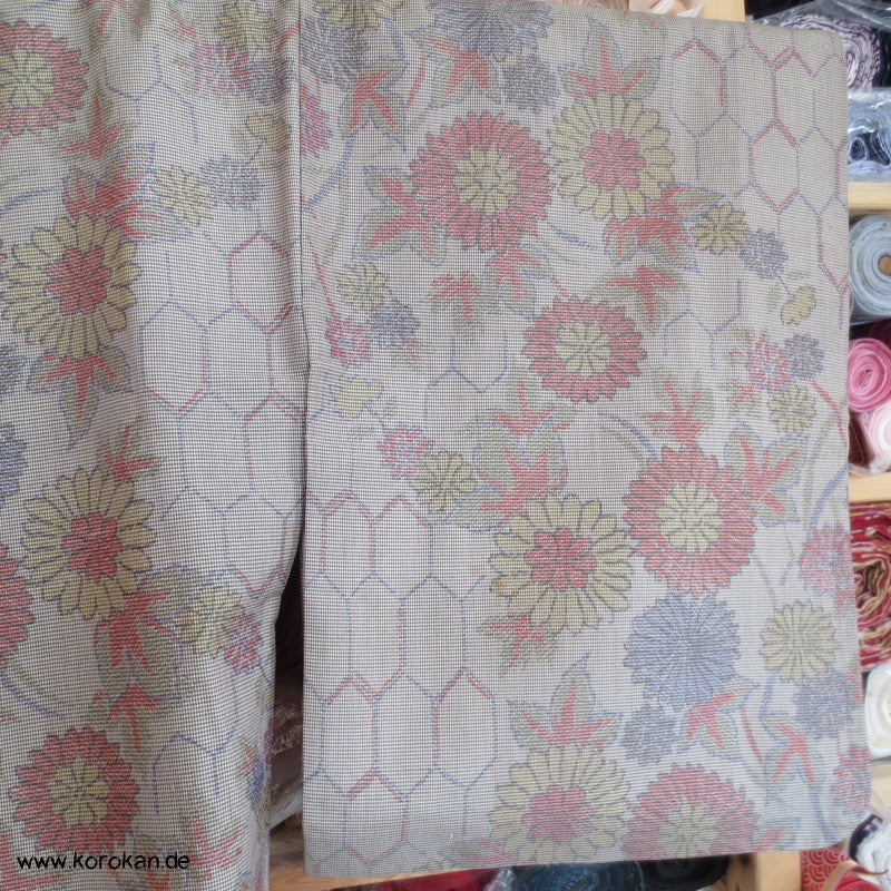 Kiku und Kikko Kasuri Tsumugiseiden Kimono