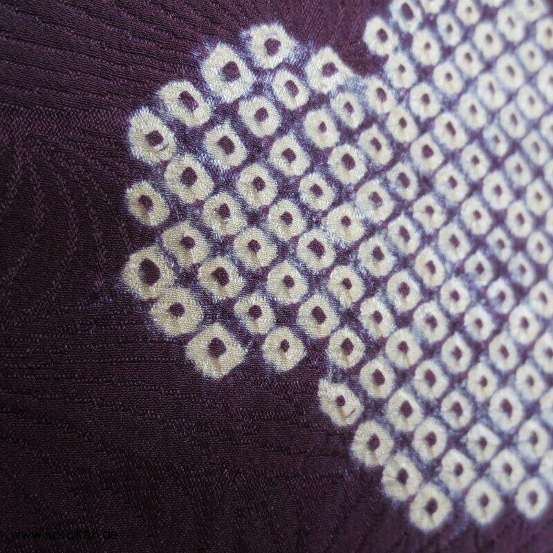 Shibori Wolkenmuster, aubergine Seidendamast Tsukesage Kimono