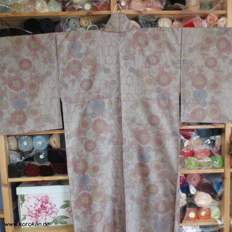 Kiku und Kikko Kasuri Tsumugiseiden Kimono