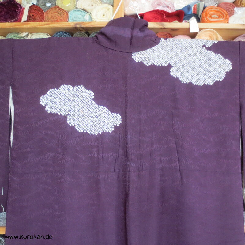 Shibori Wolkenmuster, aubergine Seidendamast Tsukesage Kimono