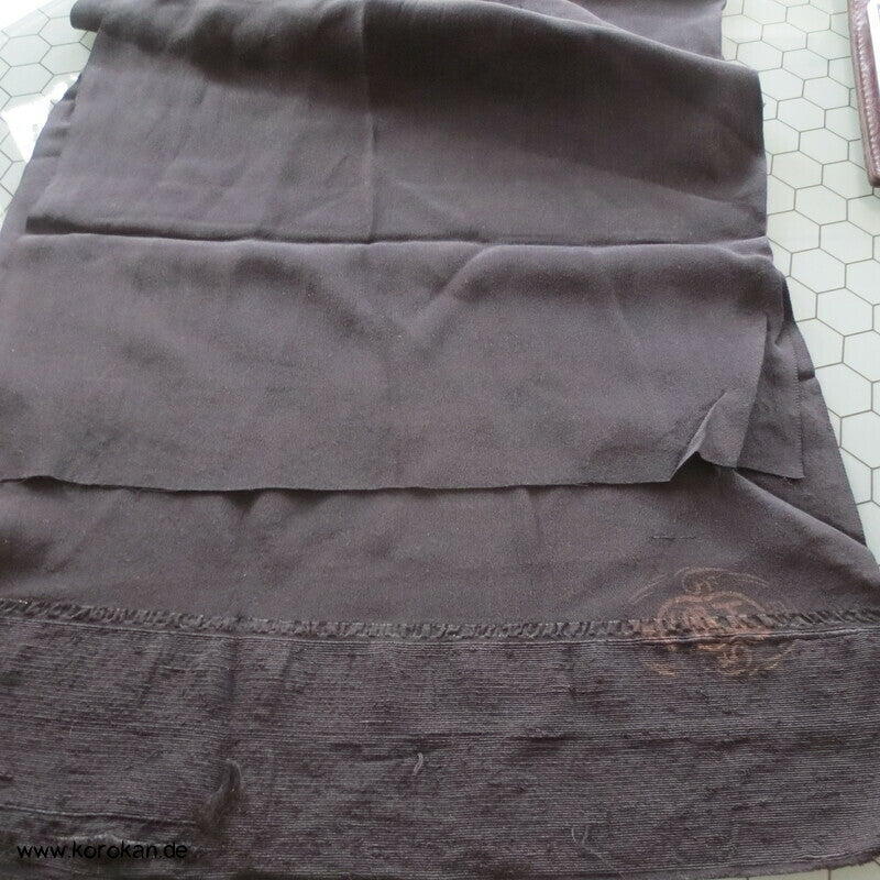schwarzer Chirimen Seiden Crepe Stoffrest / Obiage