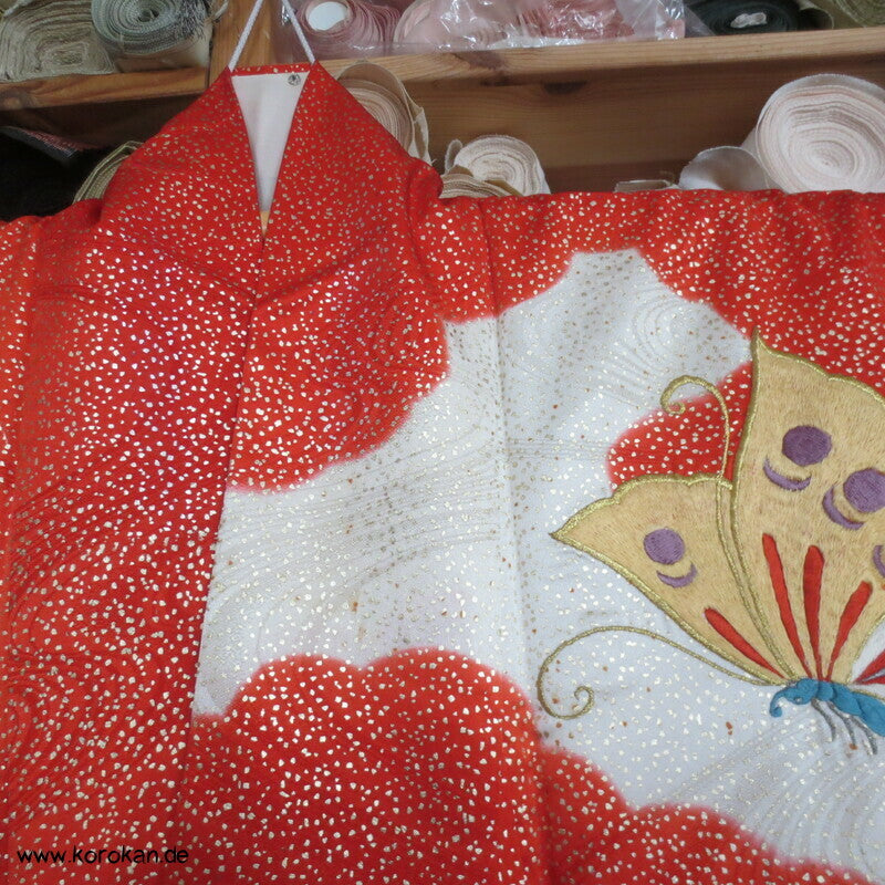 gestickte Schmetterlinge im goldenen Schneeschauer Seidendamast Furisode Kimono