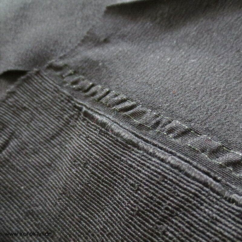 schwarzer Chirimen Seiden Crepe Stoffrest / Obiage