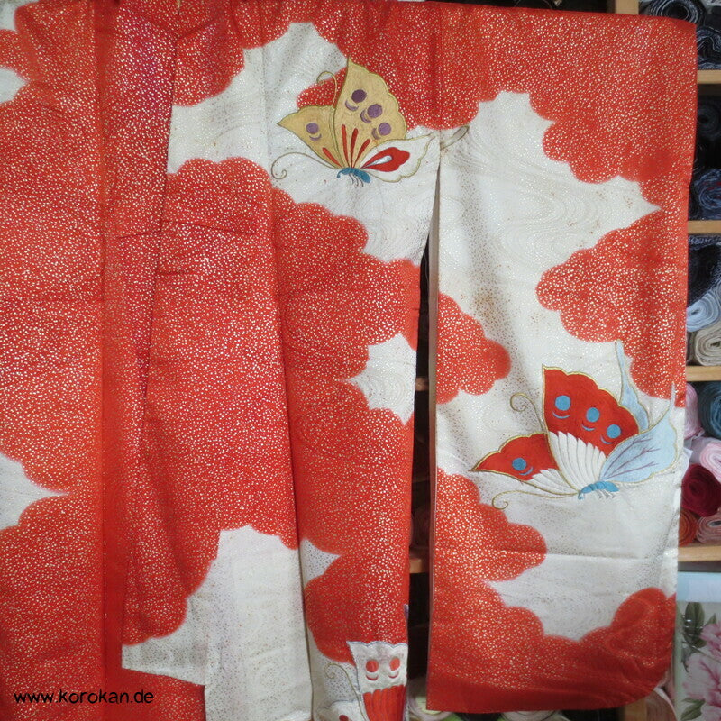 gestickte Schmetterlinge im goldenen Schneeschauer Seidendamast Furisode Kimono