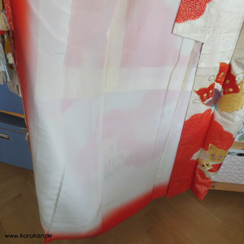 gestickte Schmetterlinge im goldenen Schneeschauer Seidendamast Furisode Kimono