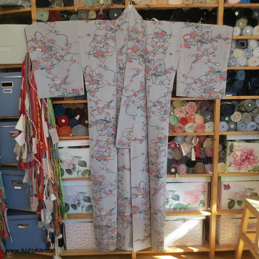 Bingata Motive auf grau Komon Kimono Seidencrepe