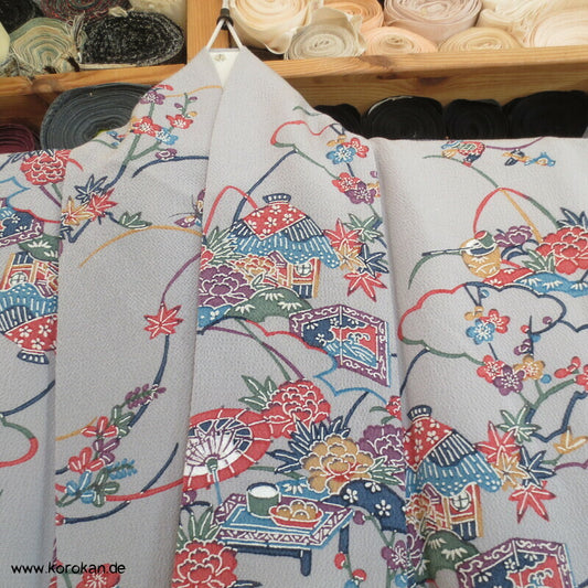 Bingata Motive auf grau Komon Kimono Seidencrepe