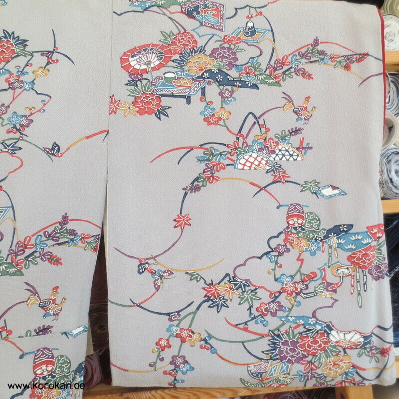 Bingata Motive auf grau Komon Kimono Seidencrepe