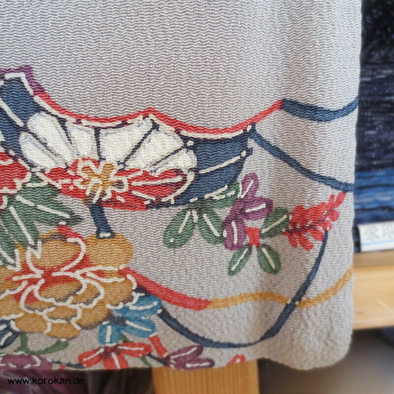 Bingata Motive auf grau Komon Kimono Seidencrepe