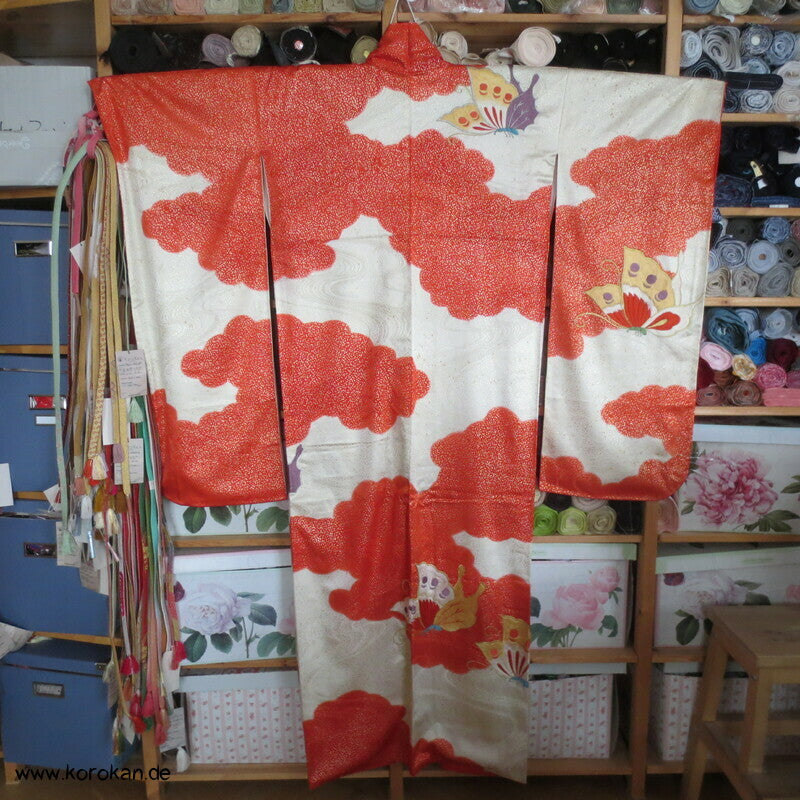 gestickte Schmetterlinge im goldenen Schneeschauer Seidendamast Furisode Kimono