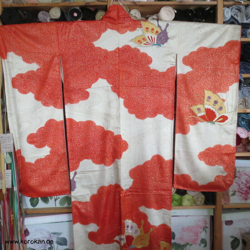gestickte Schmetterlinge im goldenen Schneeschauer Seidendamast Furisode Kimono