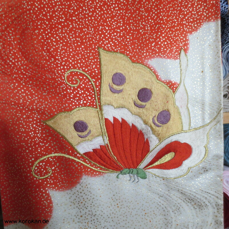 gestickte Schmetterlinge im goldenen Schneeschauer Seidendamast Furisode Kimono