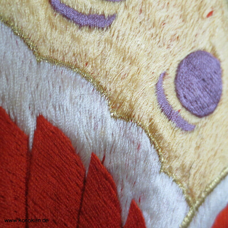 gestickte Schmetterlinge im goldenen Schneeschauer Seidendamast Furisode Kimono