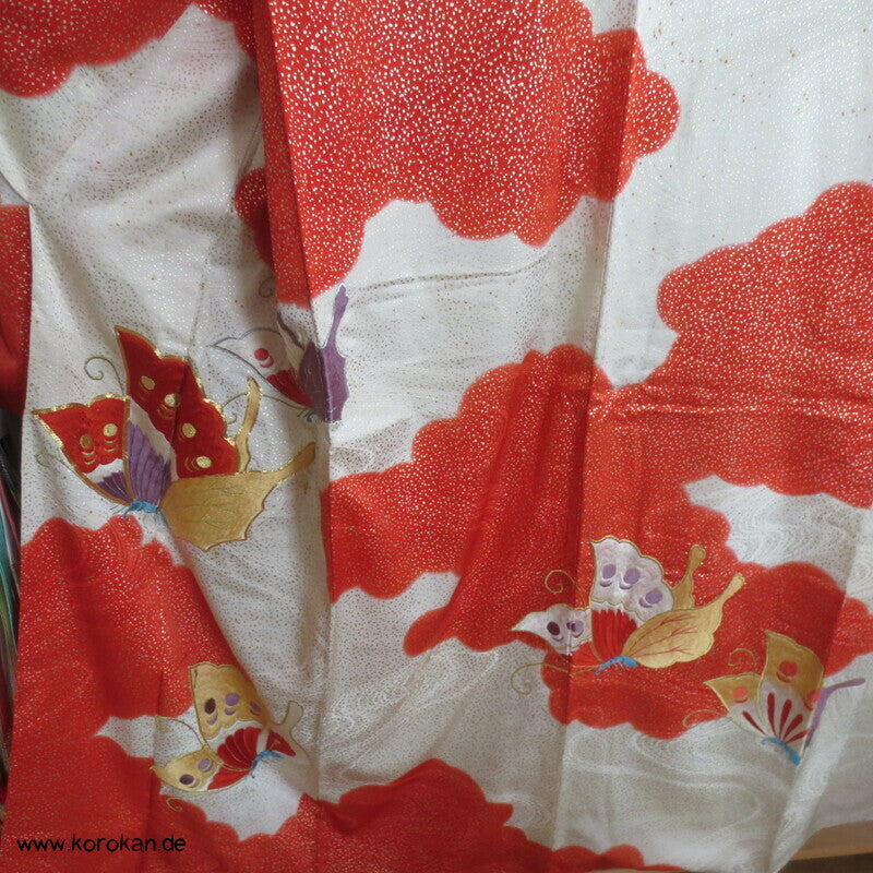 gestickte Schmetterlinge im goldenen Schneeschauer Seidendamast Furisode Kimono