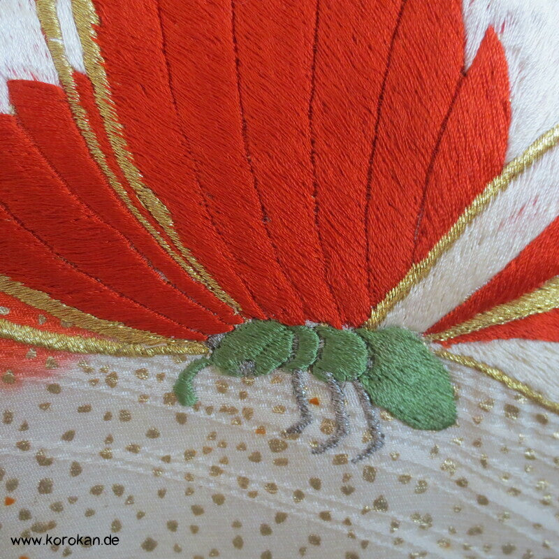 gestickte Schmetterlinge im goldenen Schneeschauer Seidendamast Furisode Kimono