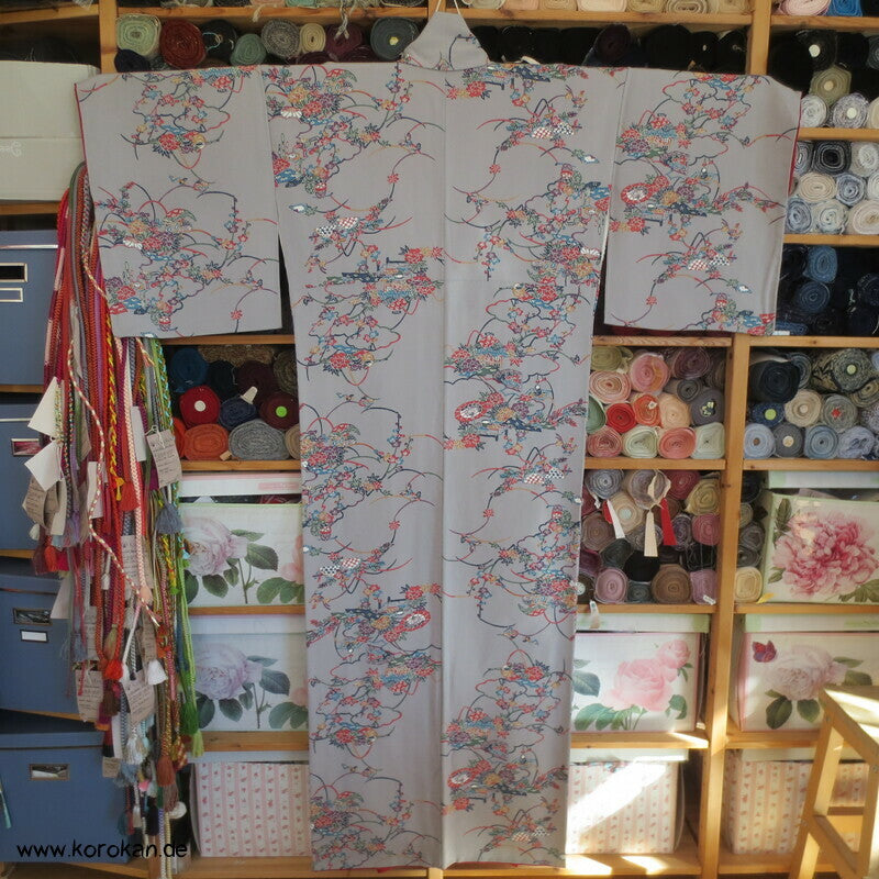 Bingata Motive auf grau Komon Kimono Seidencrepe