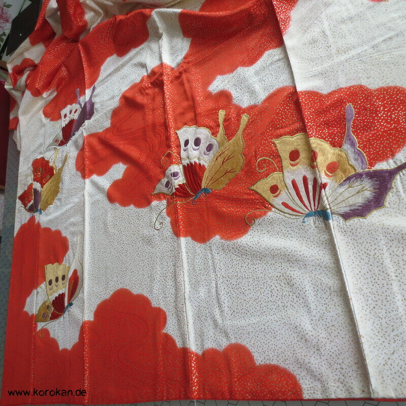 gestickte Schmetterlinge im goldenen Schneeschauer Seidendamast Furisode Kimono