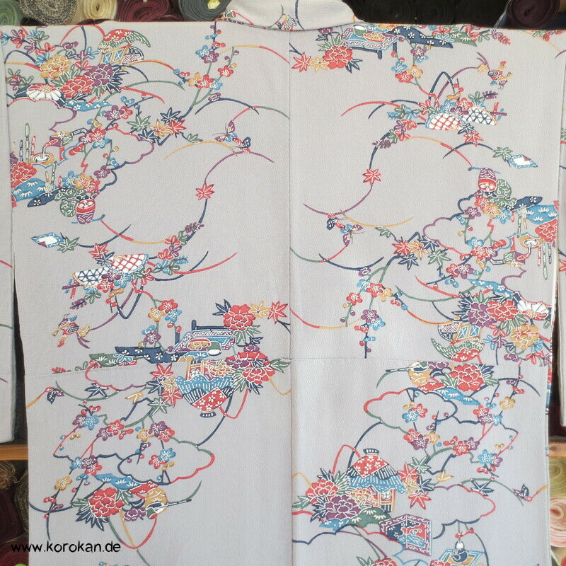 Bingata Motive auf grau Komon Kimono Seidencrepe