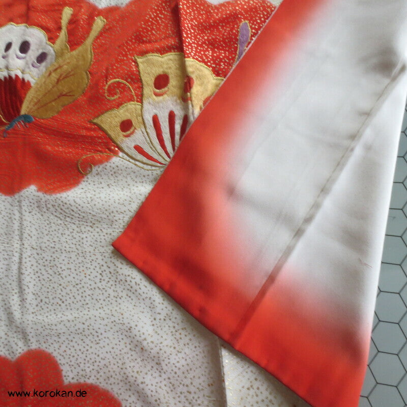 gestickte Schmetterlinge im goldenen Schneeschauer Seidendamast Furisode Kimono