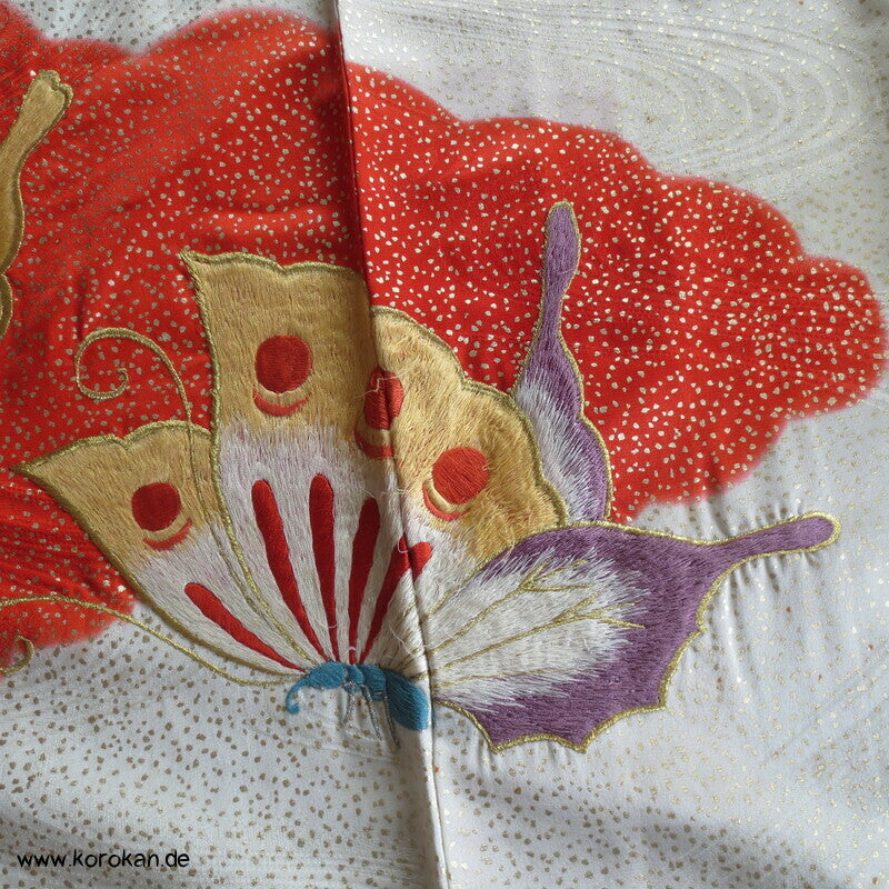 gestickte Schmetterlinge im goldenen Schneeschauer Seidendamast Furisode Kimono