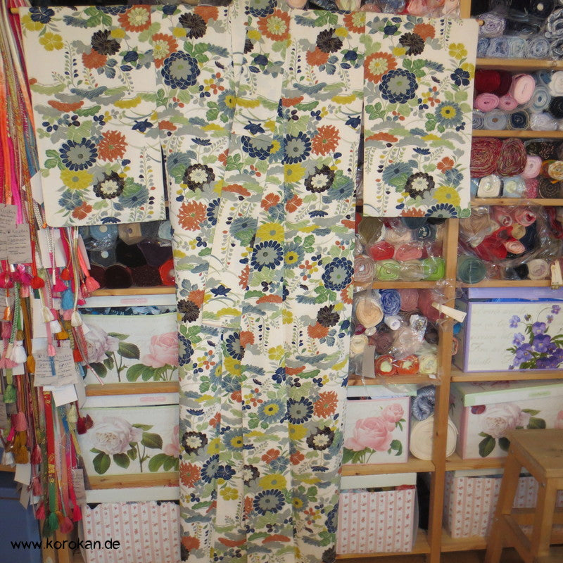 Chysanthemen, wenig Gold Seidencrepe Komon Kimono