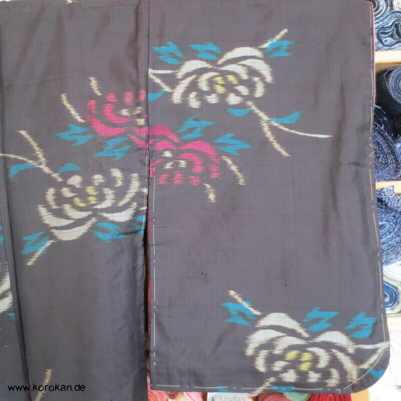 Japan Art Deco Chrysanthemen auf schwarz Meisen Seiden Kimono