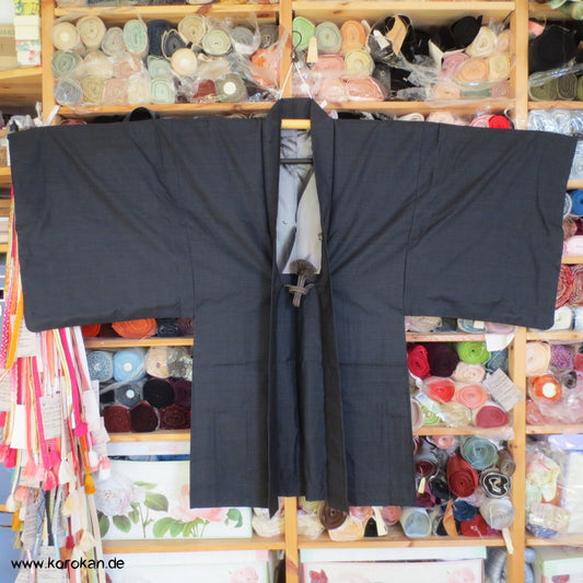 Spatzen im Bambus Futter, im blauen Tsumugi Kasuri Haori mit Himo
